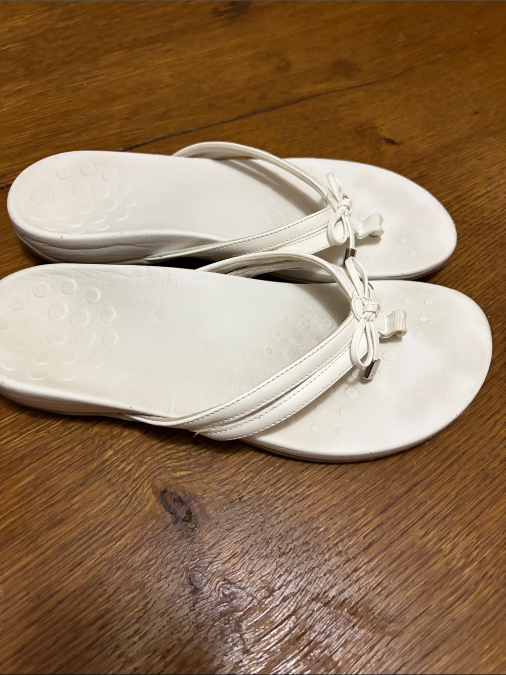 Vionic White Bow-Detail Thong Sandals